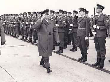 Vojáci čestné stráže bratislavské posádky vítají roku 1969 prezidenta ČSSR Ludvíka Svobodu v doprovodu ministra národní obrany Martina Dzúra (1919–1985). Foto Peter Zelizňák.